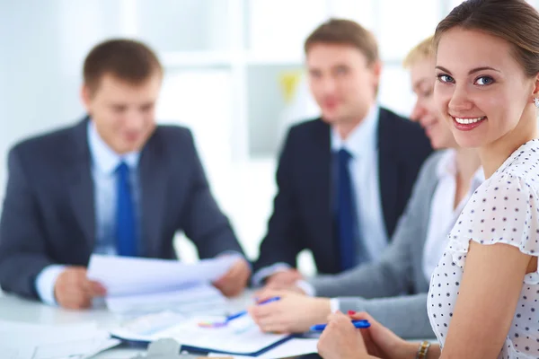 Zakenmensen zitten en discussiëren op zakelijke bijeenkomst, in functie — Stockfoto