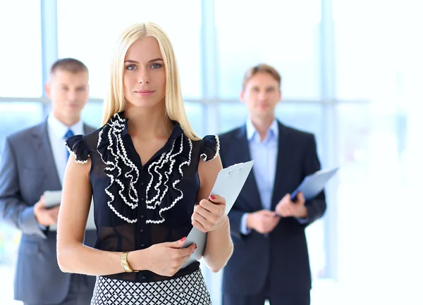 Bir klasörde elleri ile ön planda duran iş kadın