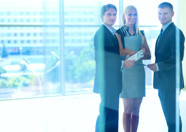 Gente de negocios dándose la mano después de reunirse — Foto de Stock