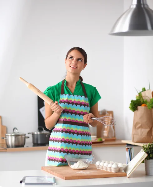 Vrouw bakt taarten in de keuken. — Stockfoto