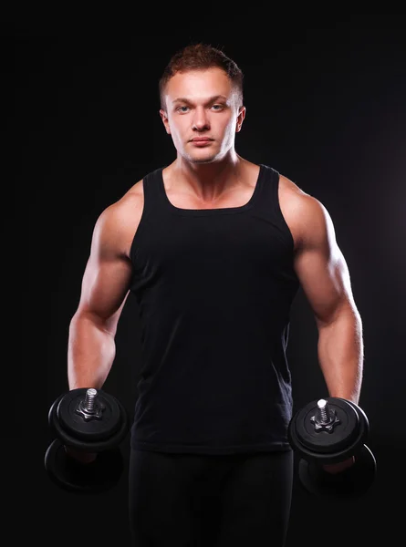 Yakışıklı kaslı adam dumbell ile çalışma dışarı — Stok fotoğraf