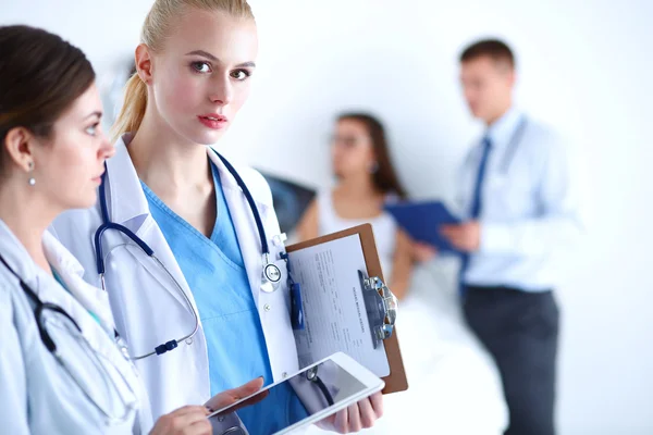 Jovem médico segurando um tablet pc — Fotografia de Stock