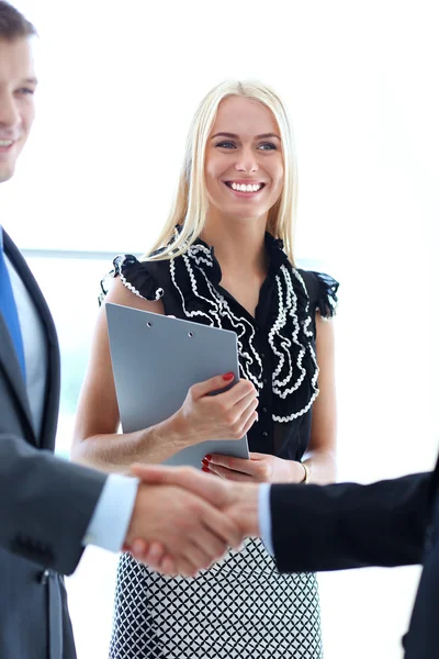 Gente de negocios dándose la mano después de reunirse — Foto de Stock