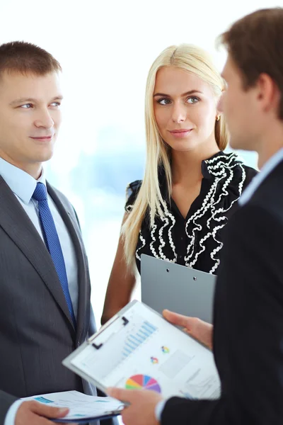 İş adamları toplantıdan sonra el sıkışıyor