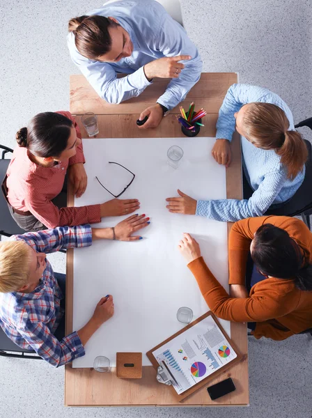 Деловые люди сидят и обсуждают на деловой встрече, в офисе — стоковое фото