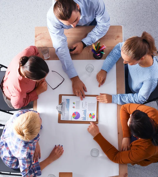 Geschäftsleute sitzen und diskutieren bei Geschäftstreffen, im Büro — Stockfoto