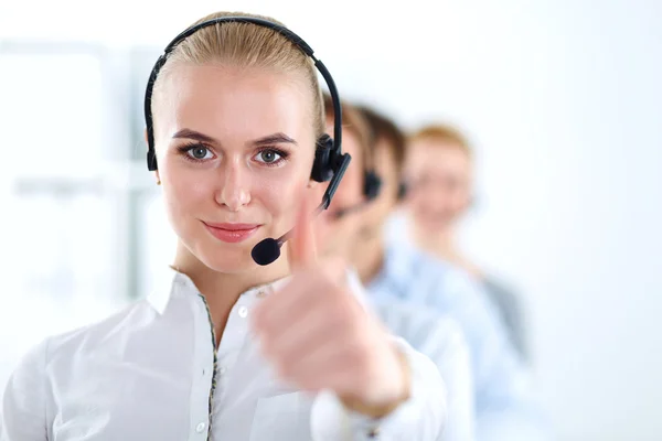 Atractivos jóvenes empresarios y colegas positivos en una oficina de call center — Foto de Stock