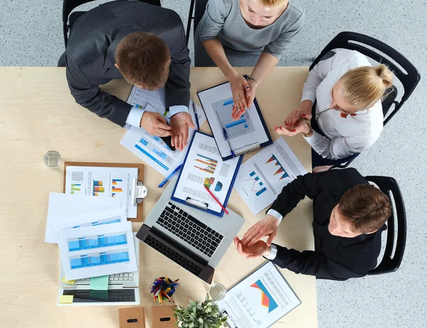 İş adamları iş toplantısında, ofiste oturup tartışıyorlar.