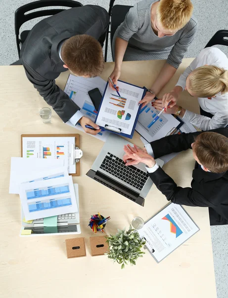 Zakenmensen zitten en discussiëren op zakelijke bijeenkomst, in functie — Stockfoto