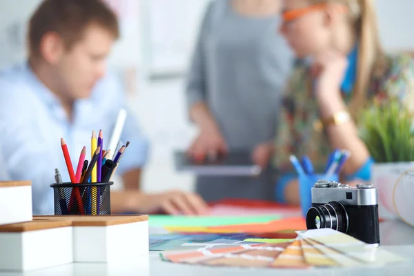 Giovani imprenditori che lavorano in ufficio su un nuovo progetto. — Foto Stock