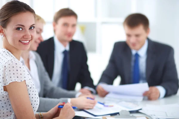 Zakenmensen zitten en discussiëren op zakelijke bijeenkomst, in functie — Stockfoto