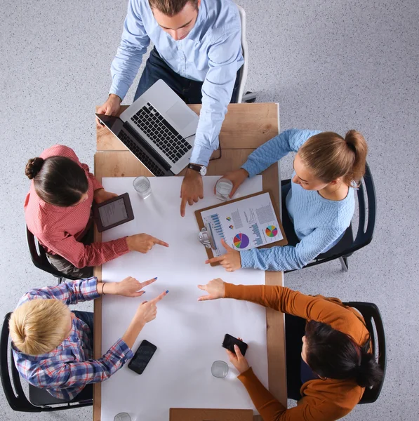 Geschäftsleute sitzen und diskutieren bei Geschäftstreffen, im Büro — Stockfoto