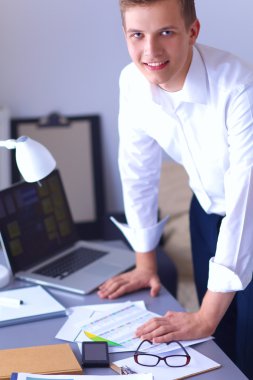 Genç işadamı ofis Resepsiyon duran, çalışma