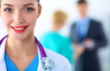 Kadın doktor hastanede dosyayla bekliyor. 