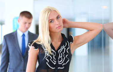 iş kadını ona ellerine bir tablet ile ön planda duran