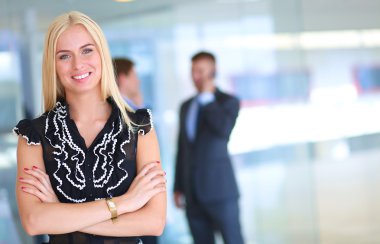 iş kadını ona ellerine bir tablet ile ön planda duran