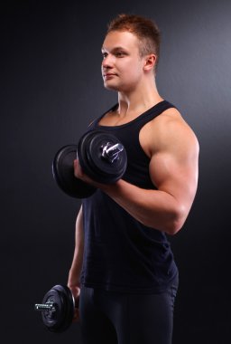 yakışıklı kaslı adam dumbell ile çalışma dışarı