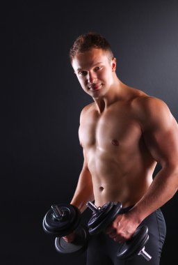 yakışıklı kaslı adam dumbell ile çalışma dışarı