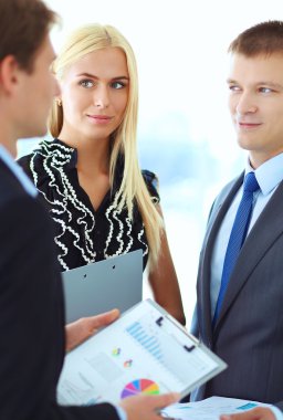 İş adamları toplantıdan sonra el sıkışıyor