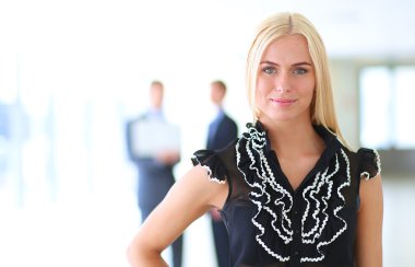 iş kadını ona ellerine bir tablet ile ön planda duran