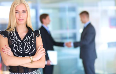 iş kadını ona ellerine bir tablet ile ön planda duran