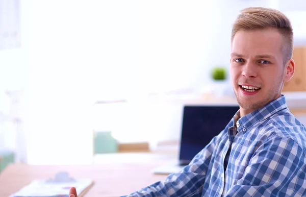 Jonge zakenman aan het werk, zittend aan het bureau — Stockfoto