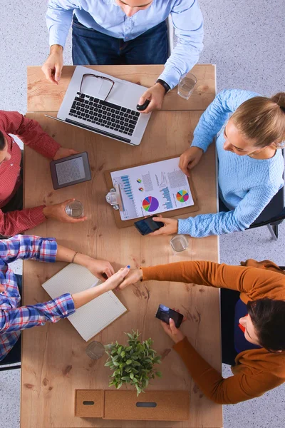 Geschäftsleute sitzen und diskutieren bei Geschäftstreffen, im Büro — Stockfoto