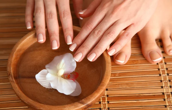 Cuidados para belas pernas de mulher com flor — Fotografia de Stock