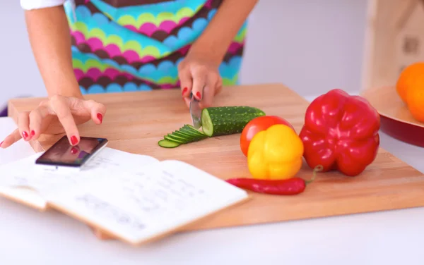 Leende ung kvinna förbereda sallad i köket — Stockfoto