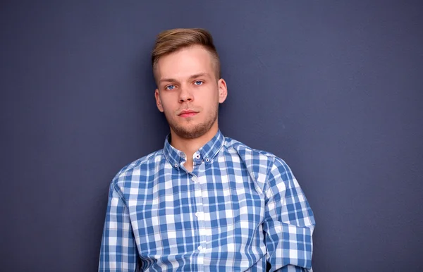 Retrato de un joven guapo sobre fondo negro — Foto de Stock