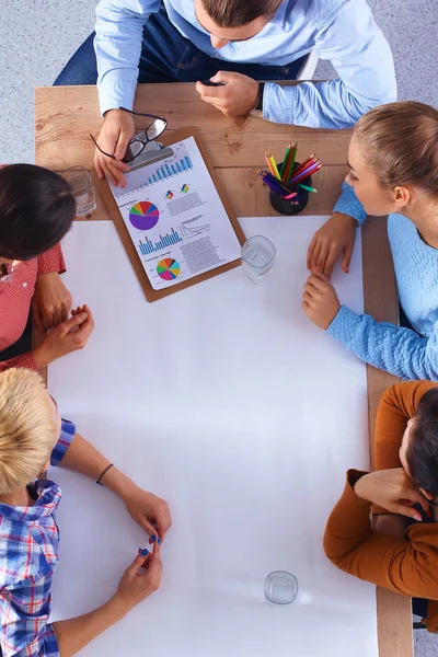 Uomini d'affari che siedono e discutono alla riunione di lavoro, in ufficio — Foto Stock