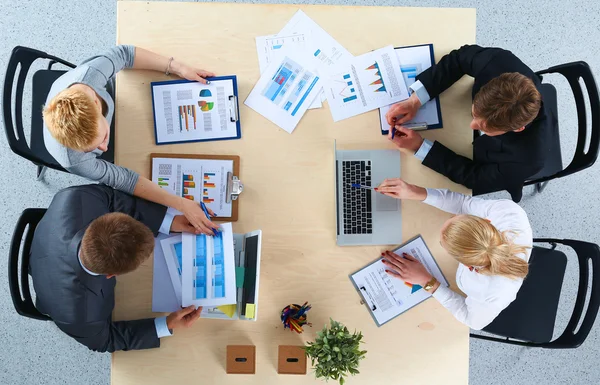 Uomini d'affari che siedono e discutono alla riunione di lavoro, in ufficio — Foto Stock