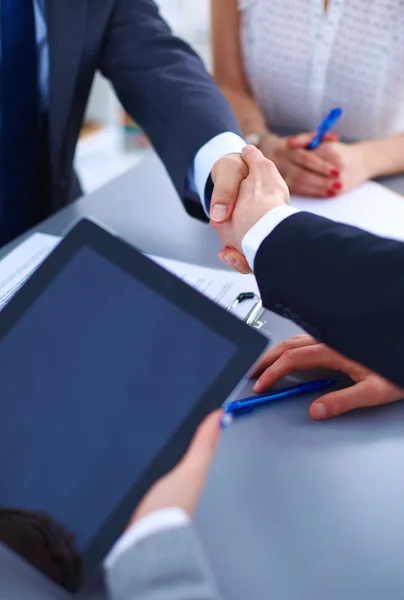 Affärsmän skakar hand, avslutar ett möte — Stockfoto