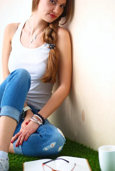 Mujer joven sentada con libro sobre hierba —  Fotos de Stock