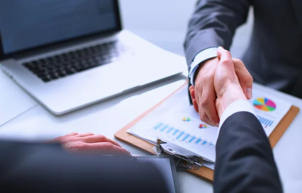 Geschäftsleute schütteln Hände, beenden ein Meeting — Stockfoto