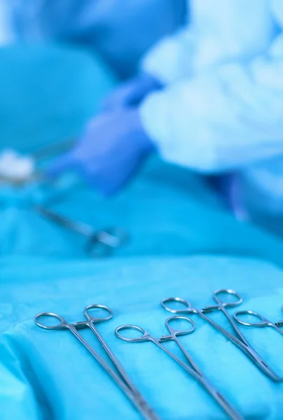 Instrumentos e ferramentas cirúrgicos, incluindo bisturis — Fotografia de Stock
