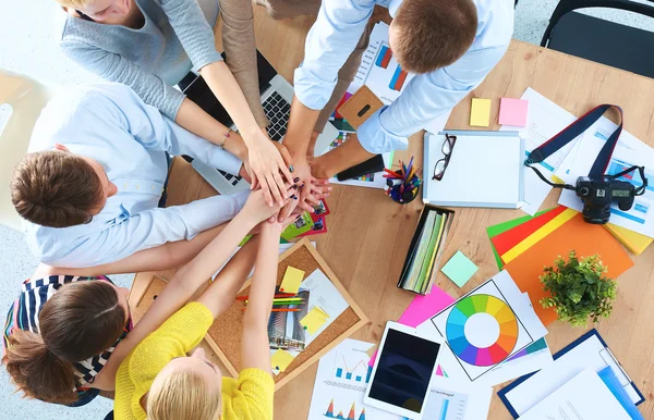 Equipo empresarial con las manos juntas - conceptos de trabajo en equipo — Foto de Stock