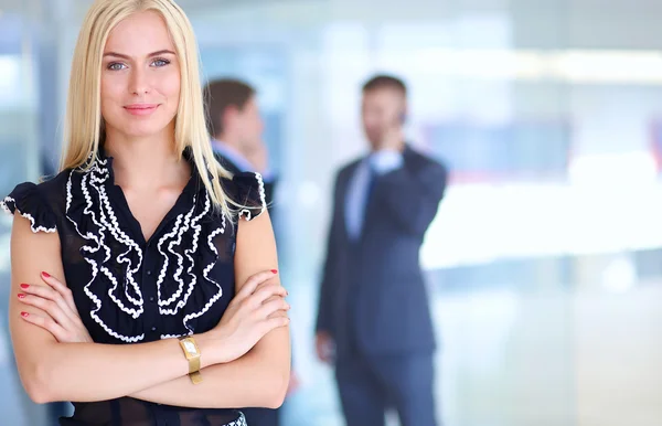 Zakenvrouw permanent op voorgrond in office — Stockfoto