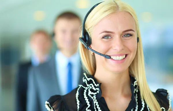 Kobieta z zestawu słuchawkowego, uśmiecha się do kamery call center. przedsiębiorców w słuchawki na tle — Zdjęcie stockowe