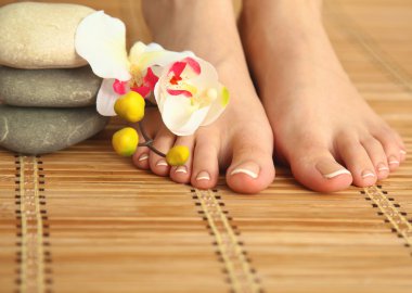 Güzel kadın bacakları ile çiçek Bakımı