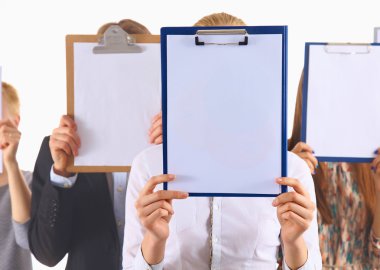 Beyaz arka plan üzerinde izole yüz yakınındaki bir klasörler holding iş adamları ekibinin