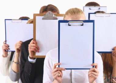 Beyaz arka plan üzerinde izole yüz yakınındaki bir klasörler holding iş adamları ekibinin