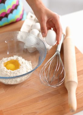 Kadın mutfakta pasta yapıyor.