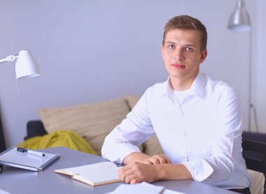 Genç işadamı ofiste masa oturarak çalışma