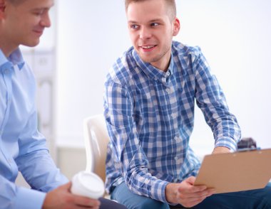 İş adamları ofiste görüştüler.