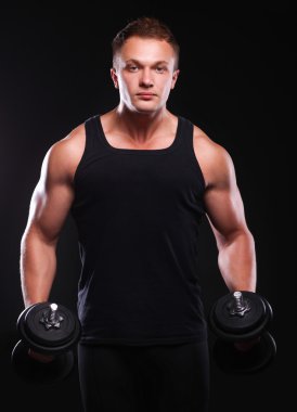 yakışıklı kaslı adam dumbell ile çalışma dışarı