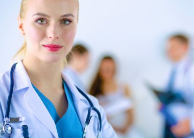 Kadın doktor hastanede steteskopla dikiliyor. 