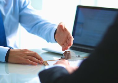 İş adamları el sıkışıyor, toplantıyı bitiriyor.