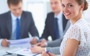 İş adamları el sıkışıyor, toplantıyı bitiriyor.