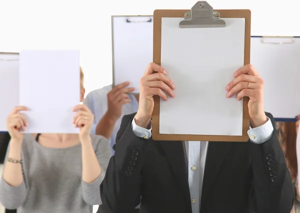 Команда бизнесменов, держащих папки возле лица изолированы на белом фоне — стоковое фото